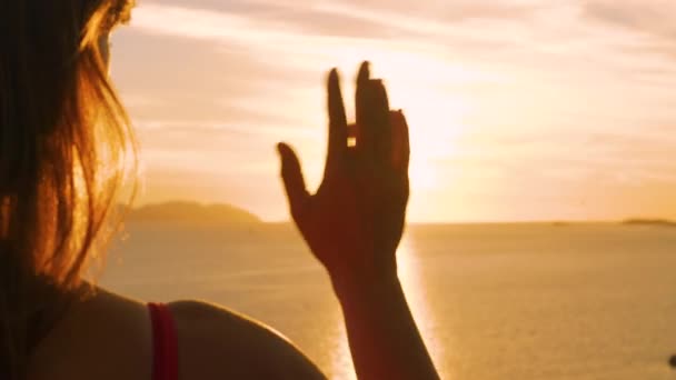 Lens Flare Vrouwelijke Hand Zwaaiend Naar Gouden Ondergaande Zon Boven — Stockvideo