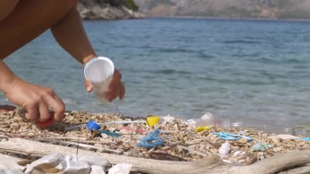 Zamknij Się Żeńska Ręka Zbierająca Wyrzucone Plastikowe Odpady Pięknym Wybrzeżu — Wideo stockowe