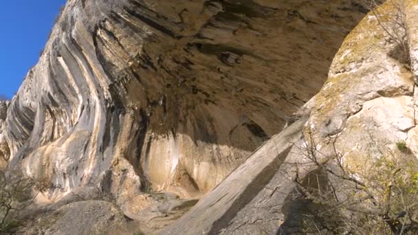Sersemletici Çıkıntı Kireçtaşı Tırmanma Duvarı Güzel Bir Şekil Şablona Sahip — Stok video