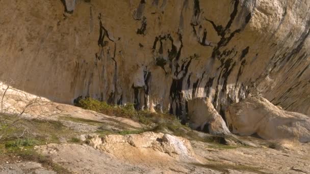 技術的かつ困難な登山ルートとカルストエッジの素晴らしい登山エリア 石灰岩の壁の美しい形とパターン 地中海と大陸性気候と地質学の間の境界線 — ストック動画