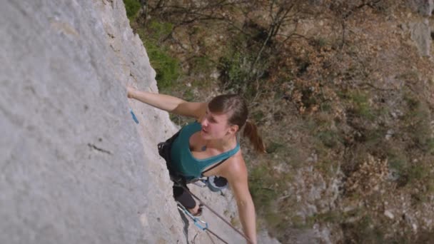 Kobieta Wspinaczka Góra Zbliżenie Widok — Wideo stockowe