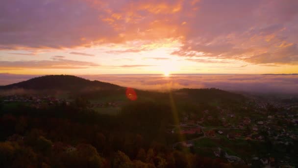 枯燥无味 五彩斑斓的天空 秋日的晨曦照耀着乡村 陡峭的日出笼罩着多山的乡村地区 雾气弥漫在山谷中 在秋天的季节里 每天一大早就开始呼吸 — 图库视频影像