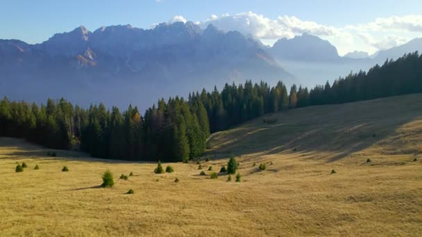 Aerial Majestuosa Vista Las Altas Montañas Los Alpes Julianos Soleado — Vídeos de Stock