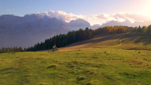 Ženské Cyklistky Sestupují Malebné Louce Doprovázené Svým Psem Jezdí Horském — Stock video