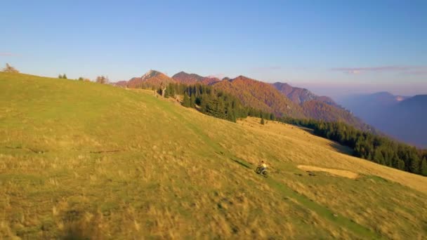 Aerial Kobieta Rower Górski Wspina Się Kierunku Malowniczego Szczytu Góry — Wideo stockowe