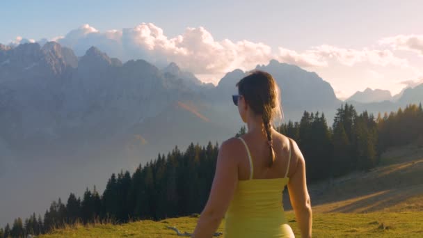 Glad Kvinna Med Upphöjda Armar Firar Att Den Natursköna Bergstoppen — Stockvideo