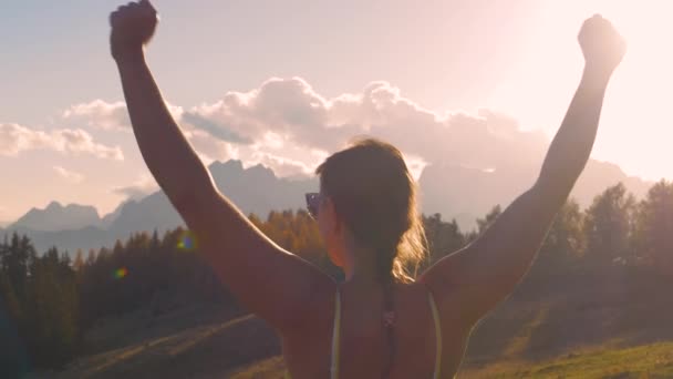 Клоуз Ленс Баре Победный Момент Дама Достигает Красивой Вершины Горы — стоковое видео