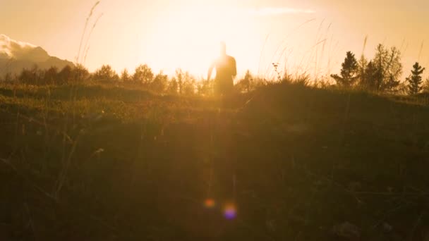 Lens Flare Спортивна Жінка Стрибає Радістю Коли Вона Біжить Сонячного — стокове відео