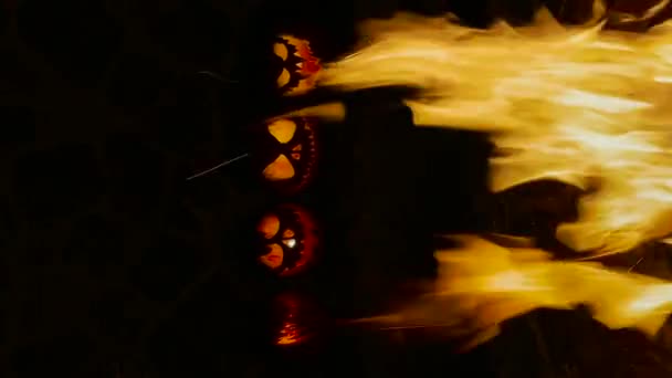 Hořící Plameny Ohniště Osvětlují Strašidelné Halloweenské Dýně Domácí Výtvory Zářícími — Stock video