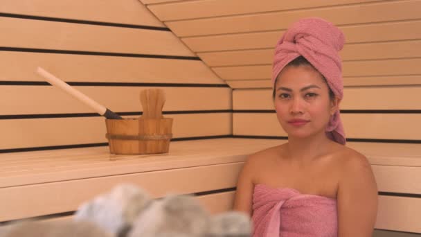 Uzavřete Portrait Krásná Usměvavá Filipínka Relaxační Sauně Užívá Uklidňující Detoxikační — Stock video