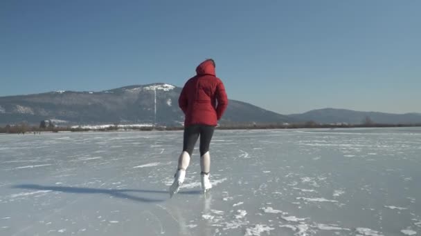 Low Motion Mulher Desportiva Patinação Gelo Através Lago Naturalmente Congelado — Vídeo de Stock