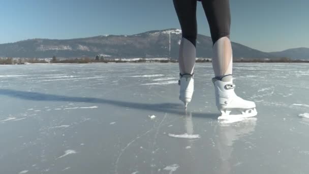 Kadın Güneşli Bir Günde Donmuş Bir Gölette Buz Üstünde Paten — Stok video