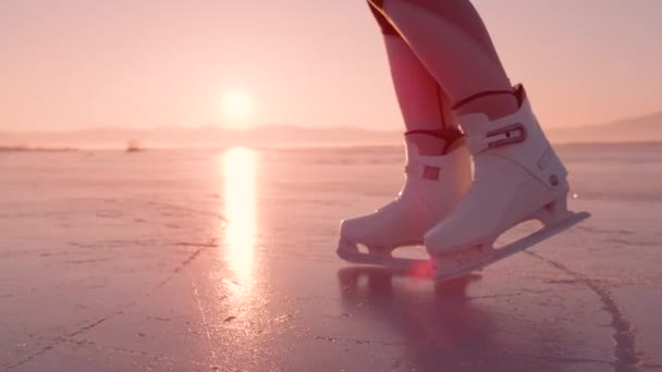Супер Славна Моторія Close Жіноче Катання Блискучій Поверхні Замерзлого Озера — стокове відео