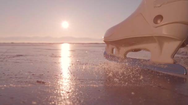 Donmuş Gölde Altın Işıkta Buz Pateni Yaparken Kadın Fren Yapıyor — Stok video