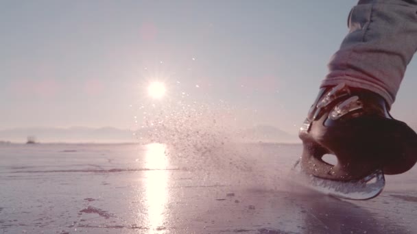 Erkek Buz Patenci Donmuş Bir Gölün Yüzeyinde Durur Kameranın Önüne — Stok video