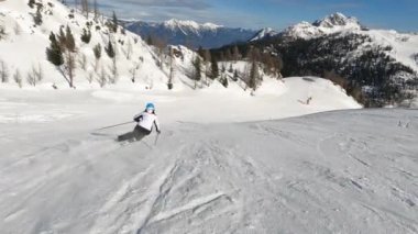 Alp disiplini kayak merkezinde deneyimli bir bayan kayakçıyla güneşli bir kış günü. Tanınmayan bir kadın, Avusturya Alpleri 'nin güzel dağlarında aktif bir kış tatili sırasında kayak yapmaktan hoşlanıyor..