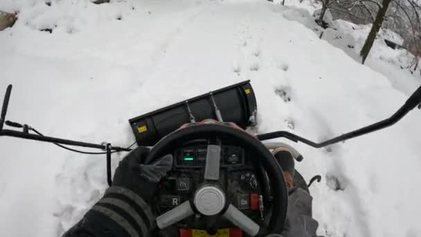 Pov 大雪の後にドライブウェイをクリアするためにミニスノープラウンを使用します 道路上の厚い雪のカバーを取り除くための実用的な装置 雪が降った後の遠隔地の冬のコア — ストック動画