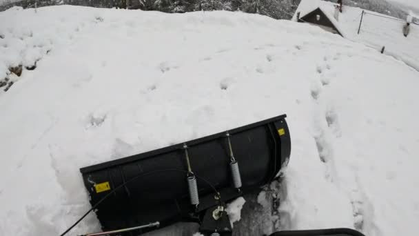 プローブ ミニスノープローで道路上の新しく落ちた雪の量を除去します ドライブウェイ上のタイヤームスノーシェービングを置き換えるための実用的な機械 雪が降った後の田舎の冬のコア — ストック動画