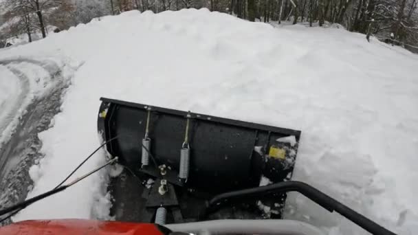 Pov ミニスノープローでアクセスロードから重いスノーパックを簡単に取り外すことができます ドライブウェイのスノーショベルを置き換えるための実用的な機械 雪が降った後の田舎の冬のコア — ストック動画