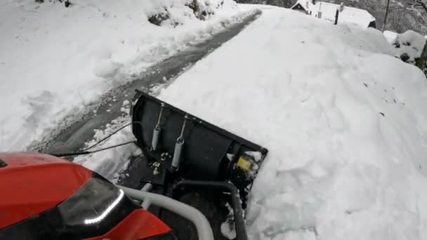 プローブ ミニスノープラウと新しく落ちた雪の大きな山を耕して押します ドライブウェイ上のタイヤームスノーシェービングを置き換えるための実用的な機械 雪が降った後の田舎の冬のコア — ストック動画
