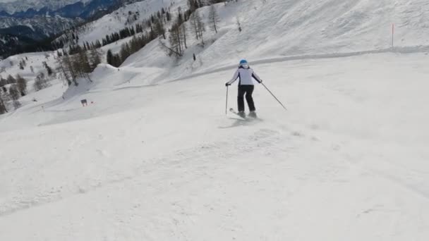 Onherkenbare Vrouw Skiën Geprepareerde Piste Van Een Besneeuwd Alpine Skigebied — Stockvideo
