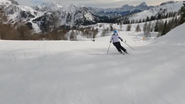 经验丰富的女滑雪者在雪地高山滑雪胜地修整的斜坡上滑行 在奥地利阿尔卑斯山秀丽的冬季假期里 一个难以辨认的女人喜欢滑雪 — 图库视频影像