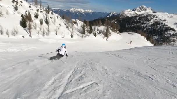Zonnige Winterdag Met Een Ervaren Vrouwelijke Skiër Het Alpine Skigebied — Stockvideo