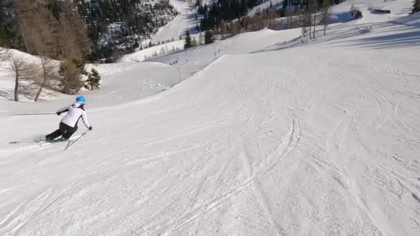 Smooth Carving Experienced Female Skier Groomed Track Ski Resort Unknown — Stock Video
