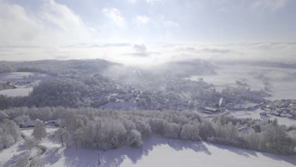 Puslu Bulutların Altında Ortaya Çıkan Taze Karla Kaplı Büyüleyici Bir — Stok video