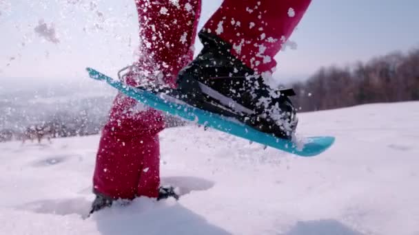 Lens Flare Slow Motion Close Леді Біжить Снігоходами Свіжому Снігу — стокове відео