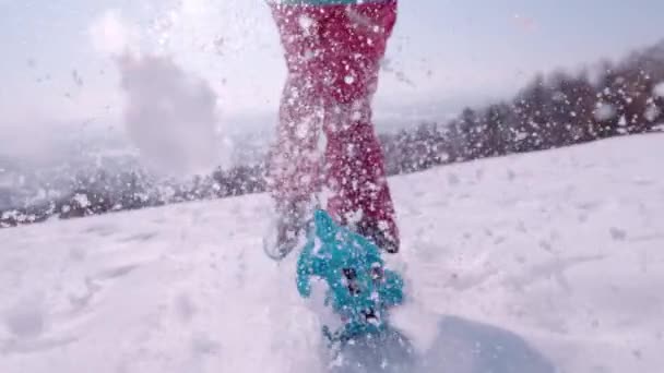 Lens Flare Slow Motion Close Ενεργό Κυρία Τρέχει Χιονοπέδιλα Και — Αρχείο Βίντεο