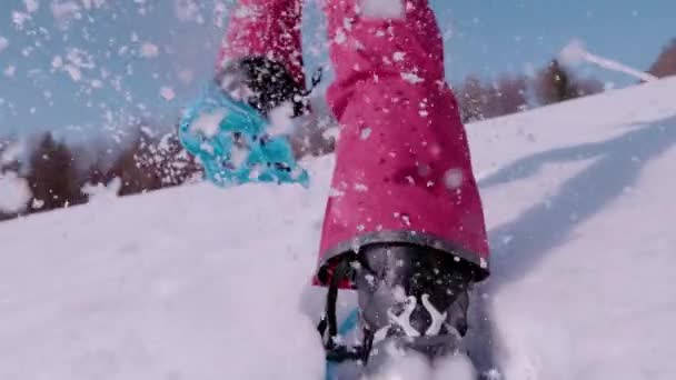 Супер Слові Моторія Важливо Леді Біжить Вгору Засніженому Пагорбу Снігоступах — стокове відео
