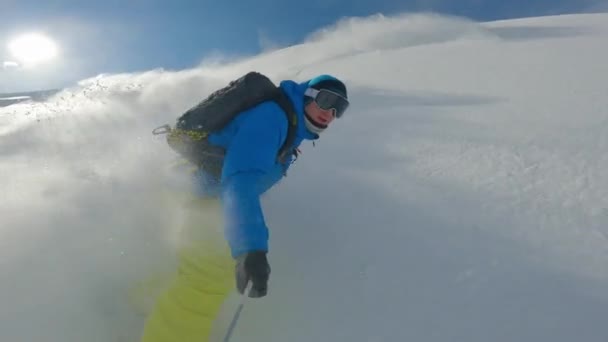 スノーボーダーは アルバニアアルプスの手つかずの雪の地形に乗っています 冬のアドレナリン愛好家は ヘリボーディング旅行でスノーボードしながら新鮮な粉雪の雲を噴霧を楽しんでいます — ストック動画