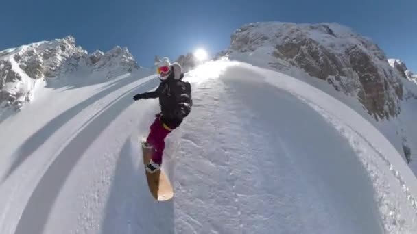 Selfie Lens Flare Glädjefylld Åktur Leende Dam Snowboard Pudersnö Vinter — Stockvideo
