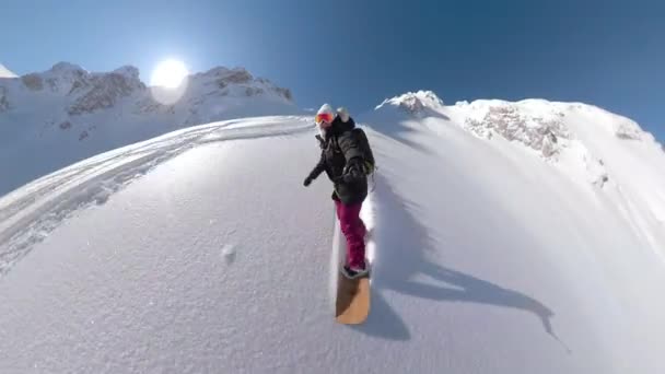 スノーボーダー 美しい雪山のテラスに乗っている女性 冬のアドレナリン愛好家スプレー新鮮な雪の雲 スノーボードは スプリットボード旅行で地形を追跡していない — ストック動画