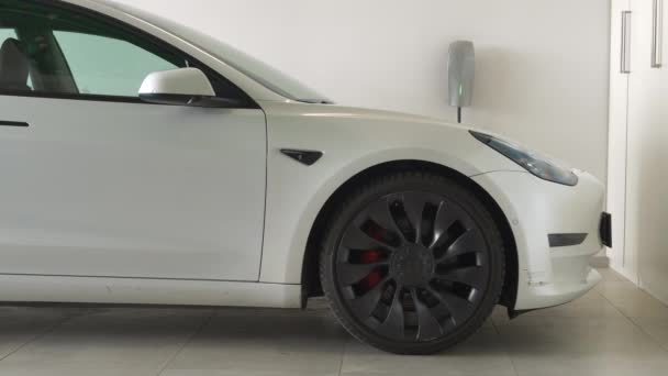 Tesla Car Home Garage November 2023 Lezárás Fehér Tesla Autó — Stock videók