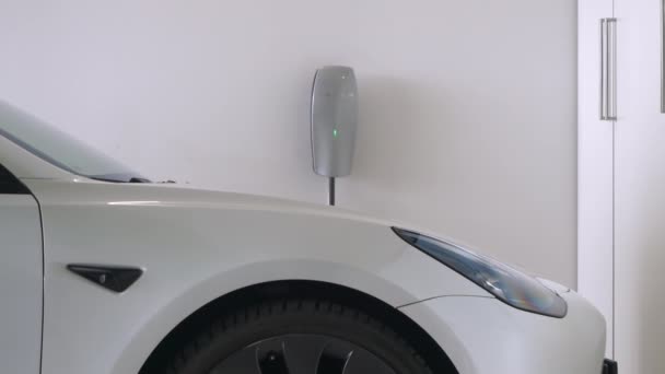 Tesla Car Home Garage Νοεμβριοσ 2023 Κοντινό Πλάνο Ηλεκτρικό Όχημα — Αρχείο Βίντεο
