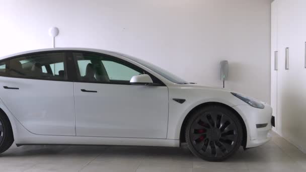 Tesla Car Hjem Garage November 2023 Close Genopladning Elektrisk Motor – Stock-video