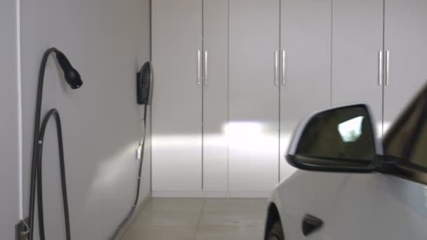 Close Efter Ankomsten Hjemmet Garage Dame Stik Tesla Bil Til – Stock-video