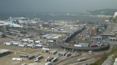 DOVER PORT, BİRLİK KINGDOM, EYLÜL 2023: Yüksek Açı Görünümü: Konteynır kamyonlarının organize hareketli feribot limanı. İskelede feribotlar araçları Manş Denizi 'nden geçirmek için bekliyor..