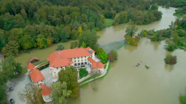 Aerial Scenic Otocec Castle Liten Mitt Överfyllda Floden Otroligt Utsikt — Stockvideo
