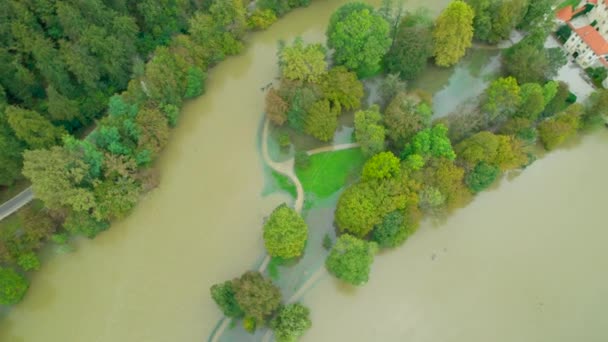 Arriba Aerial Pequeña Isla Inundada Medio Del Desbordante Río Krka — Vídeos de Stock