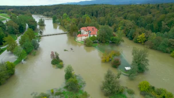 Aerial Pintoresco Castillo Agua Una Isla Medio Río Inundable Increíble — Vídeos de Stock