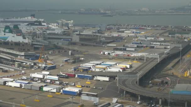 ドーバーの港 国連のキングダム September 2023 ドーバー港で海を渡る輸送のためのフェリーを待っているために荷を積まれているトラック イギリス海峡による組織的で流暢な港 — ストック動画