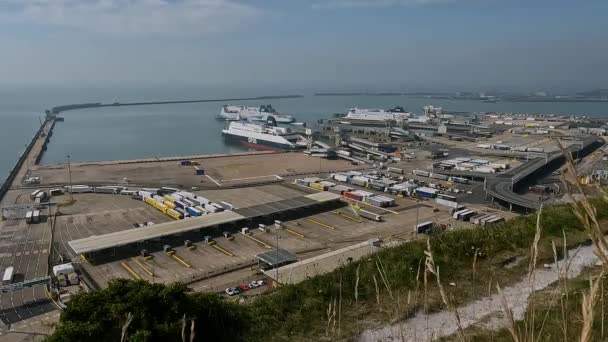 ドヴァー ユニテッド キングダム セッション2023 タイム ラプス ハイヒール ヴィエル 貨物と旅客車の巻線と到着フェリーを備えたイギリス海峡の国際港 — ストック動画