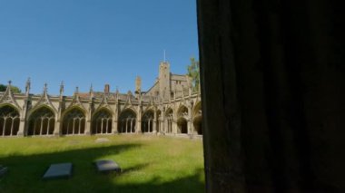 Canterbury Katedrali 'nin kuzey tarafındaki küçük kare çimenli bir avluyu çevreleyen kapalı oyun salonu boyunca yürüyorum. Tarihi bir dini ve hac binasının muhteşem gotik mimarisi.