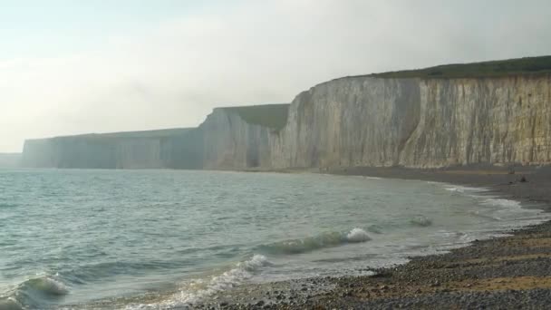 Живописные Белые Скалы Возвышающиеся Над Каменистым Океаном Каменистым Пляжем Внизу — стоковое видео
