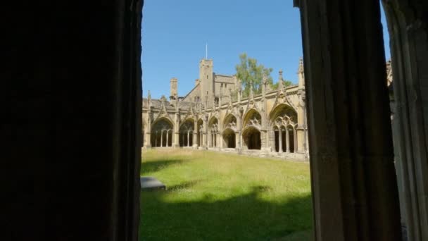 Gräsgård Omgiven Fantastisk Kolonad Vid Canterburys Katedral Vackra Detaljer Valv — Stockvideo