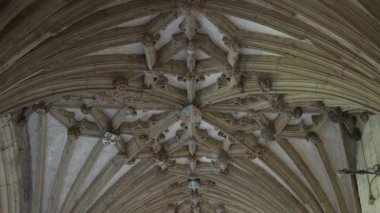 Tarihi Canterbury Katedrali 'nde çok güzel dekore edilmiş manastır tavanları. UNESCO koruması altındaki İngiltere 'deki bir dini ve hac binasının olağanüstü mimari ayrıntıları.