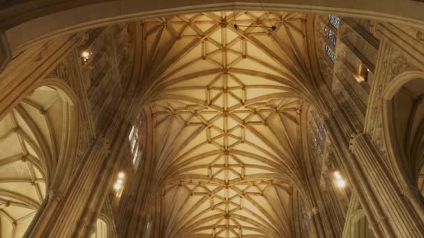 Yükseklerdeki Gotik Kemerlerin Göz Kamaştırıcı Bir Görüntüsü Var Canterbury Katedrali — Stok video